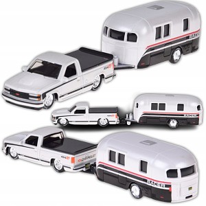 ZESTAW AUTO SAMOCHÓD METALOWY CHEVROLET 454 SS PICK-UP 1:64 KOMPLET