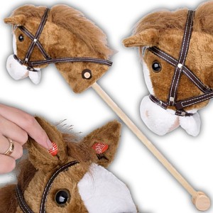HOBBY HORSE KOŃ NA PATYKU DŹWIĘK GALOPU I RŻENIA + RUCHOMY PYSK SKOCZEK
