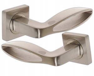 KLAMKA DRZWIOWA DO DRZWI WYTRZYMAŁA SALVIA Z TARCZKĄ KWADRATOWĄ NIKIEL